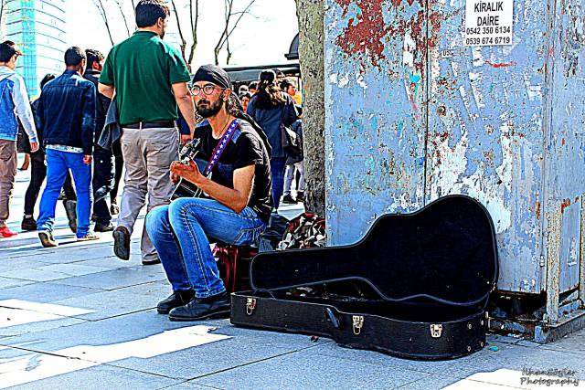 Müziğin yeri ve zamanı yoktur. Kadıköy'de Sokak Müziği.