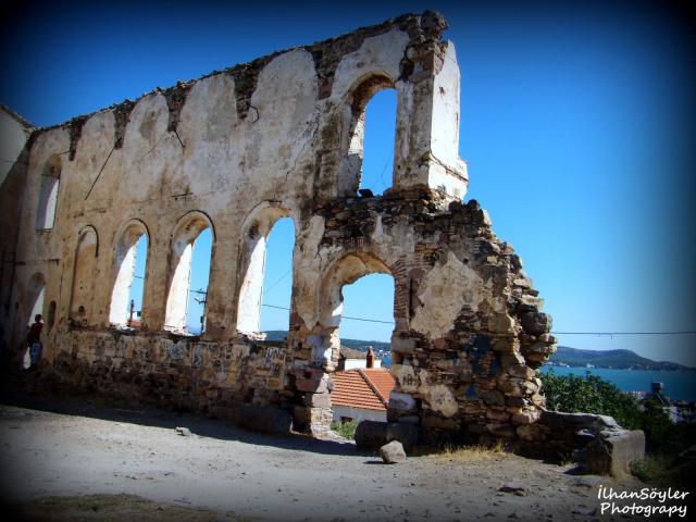 Cunda Yıkılan Kilise